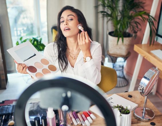 influencer making a tutorial